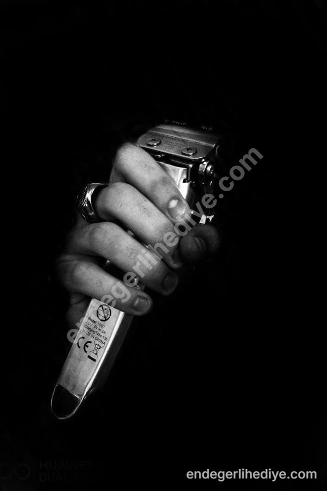 Karanlık Dokunuş: Kuaförün Sanatı Siyah Beyaz Kanvas Tablo