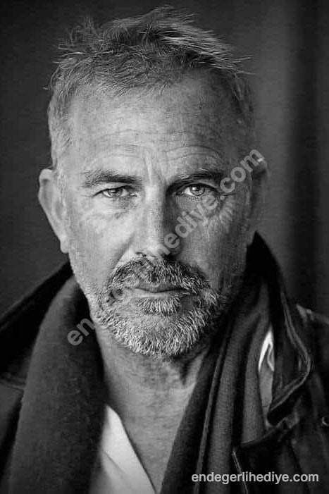 Olgun Ruh: Siyah Beyaz Beyefendi Portre Kanvas Tablo