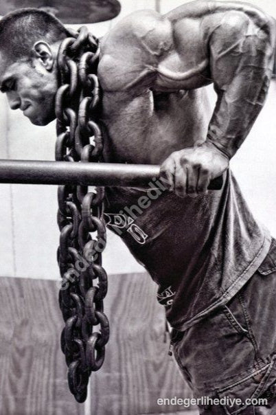 Demir Zincirlerle Güç: Ağırlıklı Dip Sanat Kanvas Tablosu