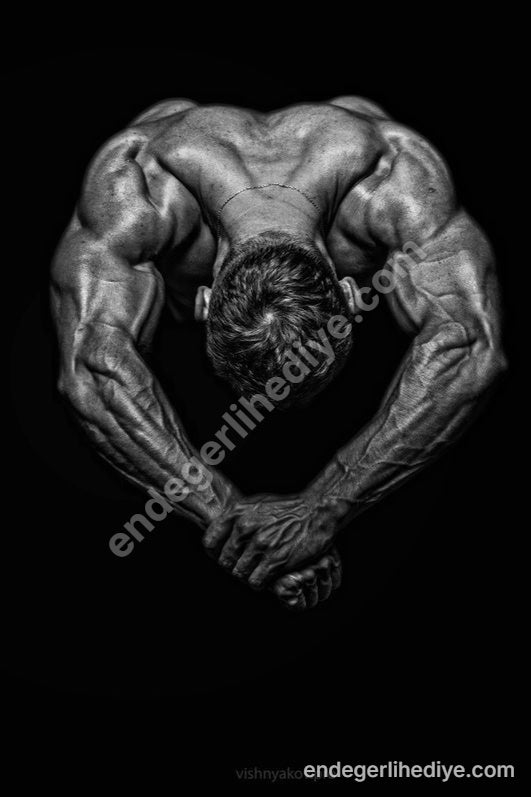 Gücün ve Azmin Sanatı: Kaslı Erkek Siyah Beyaz Kanvas Tablo